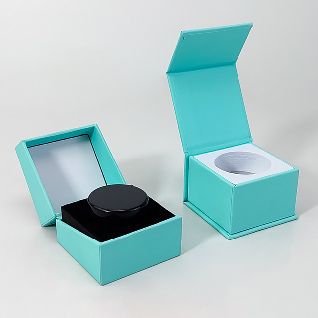 Magnetic closure rigid boxes